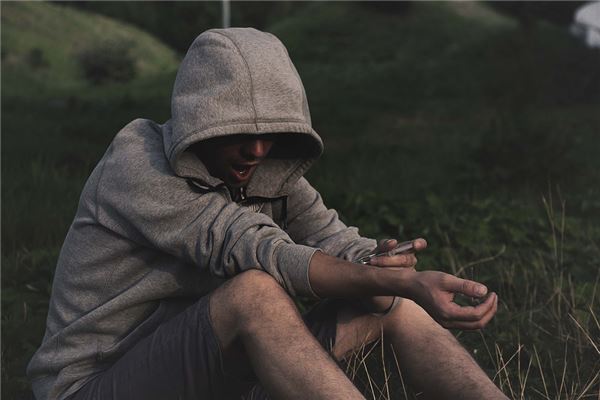 梦见别人吸毒是什么意思 梦见别人吸毒是什么意思