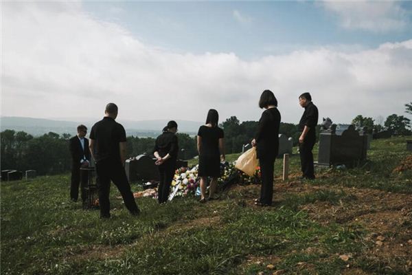梦见别人上坟是什么意思 梦见别人上坟是什么意思