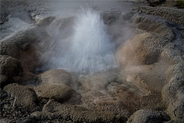 梦见地下冒水是什么意思 梦见地下冒水是什么意思