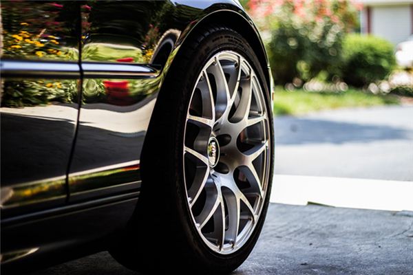 梦见汽车爆胎是什么意思 梦见汽车爆胎是什么意思