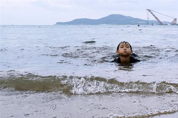 梦境的启示，解读梦见两个小孩漂在水里死了的深层含义