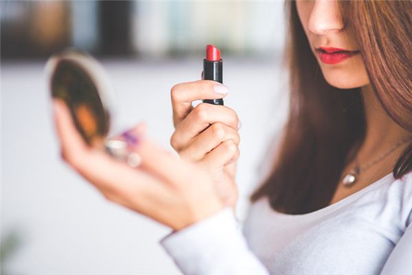 梦见自己化妆是什么意思 梦见自己化妆是什么意思