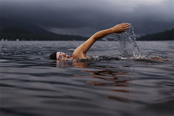 梦到在大海里游泳 梦见在大海里游泳《梦见在大海里游泳预示着什么》 周公解梦