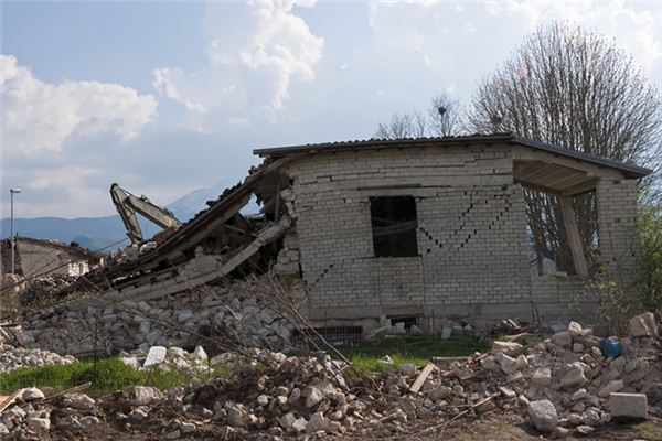 梦见房屋倒塌无人受伤 梦见房屋倒塌无人受伤