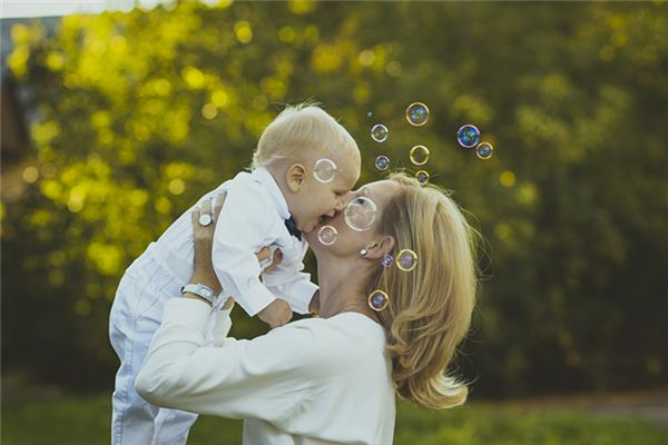 梦到抱个小男孩 梦到抱个小男孩