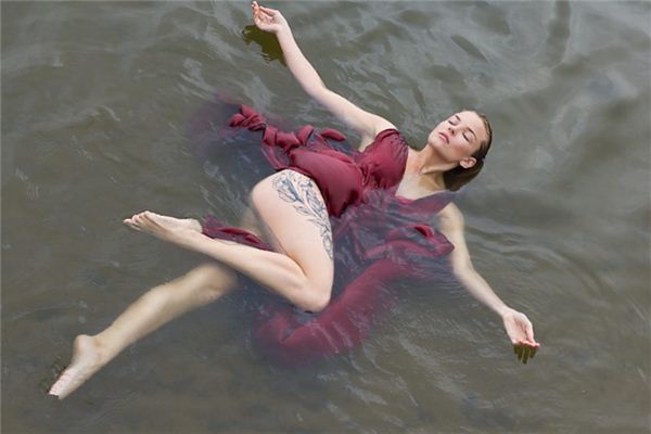 梦见掉到河里是什么意思 梦见掉到河里是什么意思