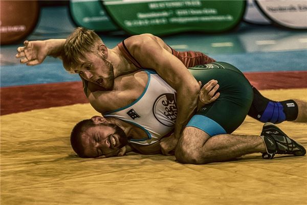 梦见自己摔跤是什么意思 梦见自己摔跤是什么意思