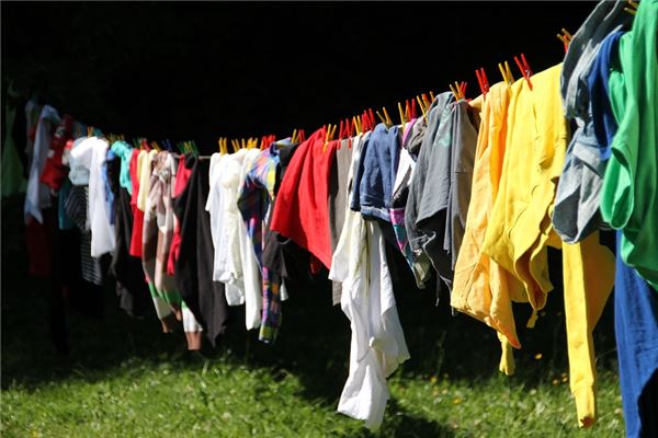 梦见衣服掉了是什么意思 梦见衣服掉了是什么意思