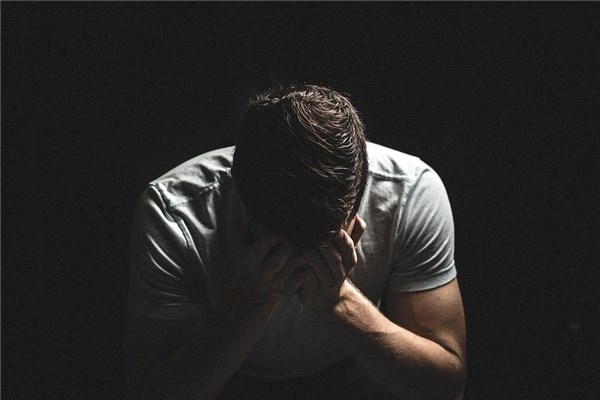 梦见男友哭泣着给自己打电话，情感深处的呼唤与内心波动的解析