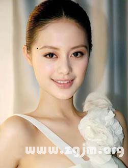 女人面上的桃花痣长在哪里？