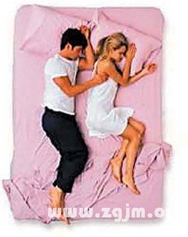 夫妻之间睡姿 夫妻如何睡觉 夫妻睡姿有哪些 夫妻睡觉姿势 夫妻怎么睡觉