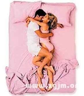 夫妻之间睡姿 夫妻如何睡觉 夫妻睡姿有哪些 夫妻睡觉姿势 夫妻怎么睡觉