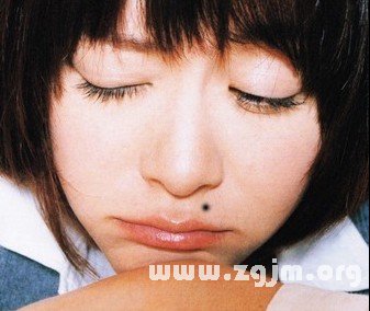 口唇对上人中两旁(食禄)的痣