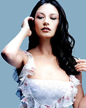 上下唇型皆薄且唇型小而内敛